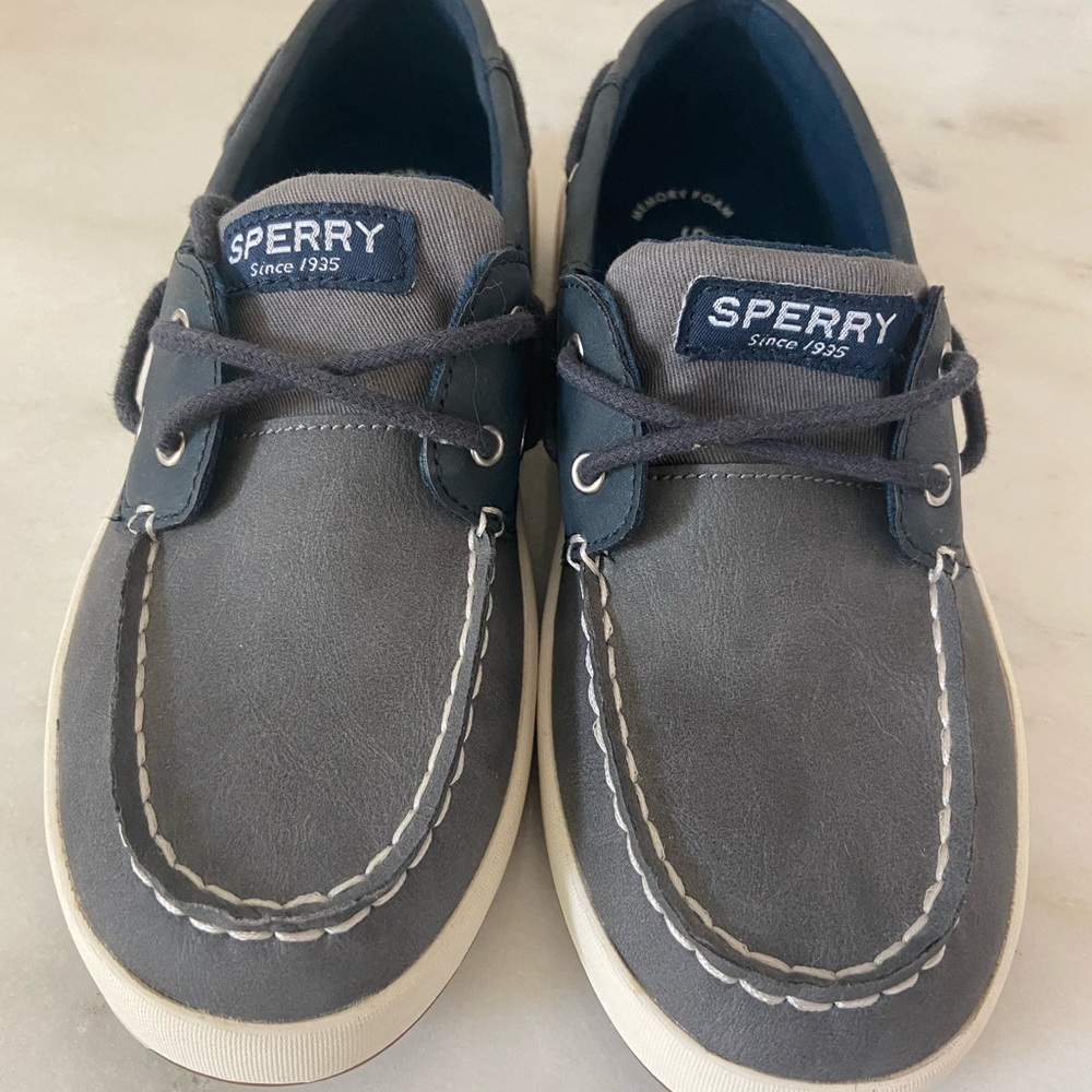 Boys Sz 4 Sperry Gray Boat Shoes w